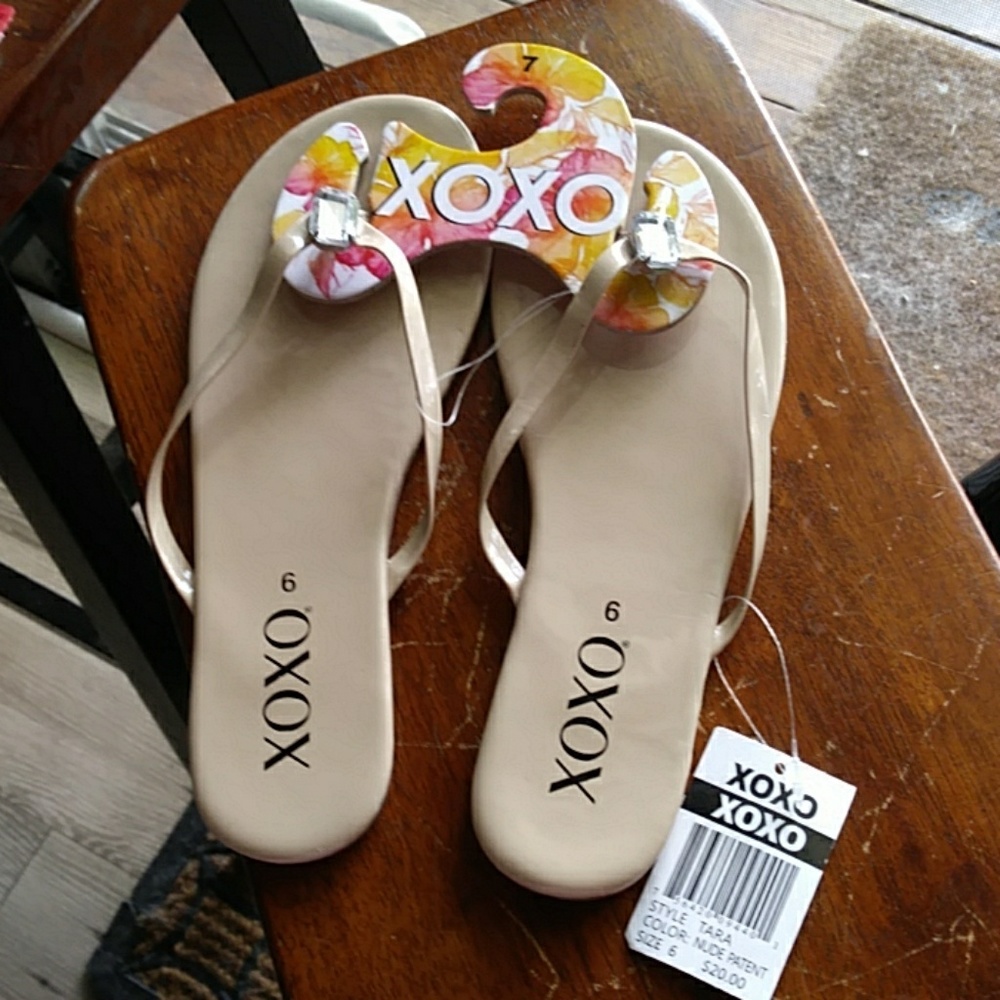 NWT XOXO beige slippers size 6